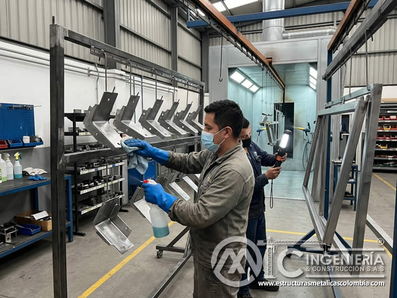 Proceso de limpieza que reduce reprocesos en pintura electrostática en Bogotá, Colombia. Montajes, Ingeniería y Construcción. MIC SAS.