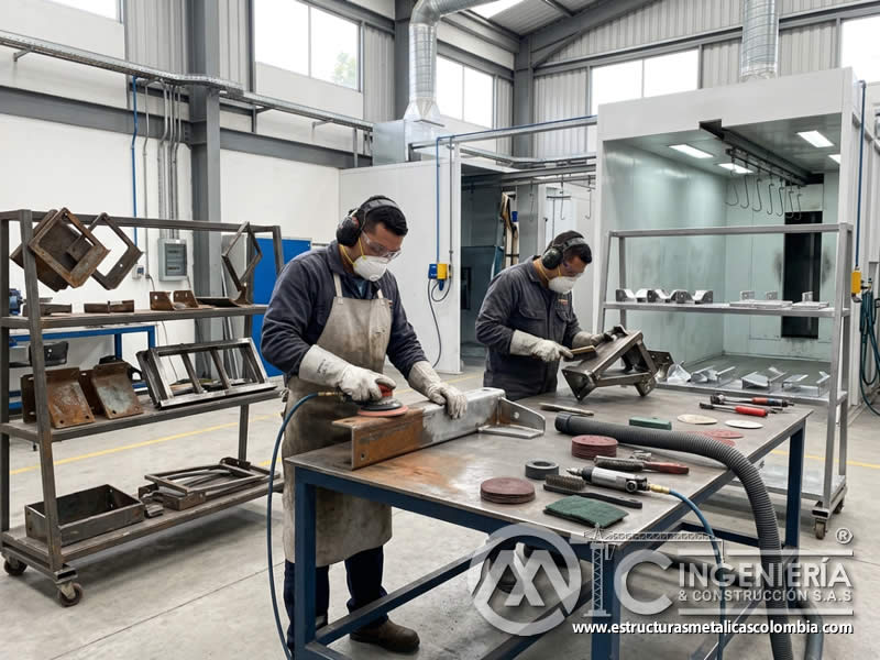Retiro de oxido e impurezas antes de pintura electrostática metalica en Bogotá, Colombia. Montajes, Ingeniería y Construcción. MIC SAS.