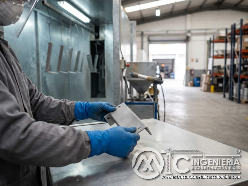 Guantes para manipular pintura en polvo tras sandblasting en Bogotá, Colombia. Montajes, Ingeniería y Construcción. MIC SAS.