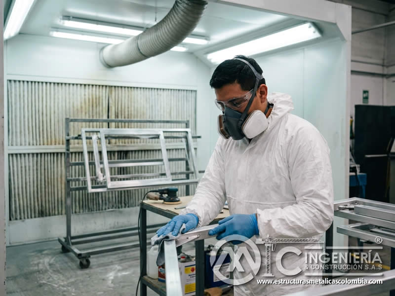 Respirador para pintura en polvo en área con sandblasting en Bogotá, Colombia. Montajes, Ingeniería y Construcción. MIC SAS.