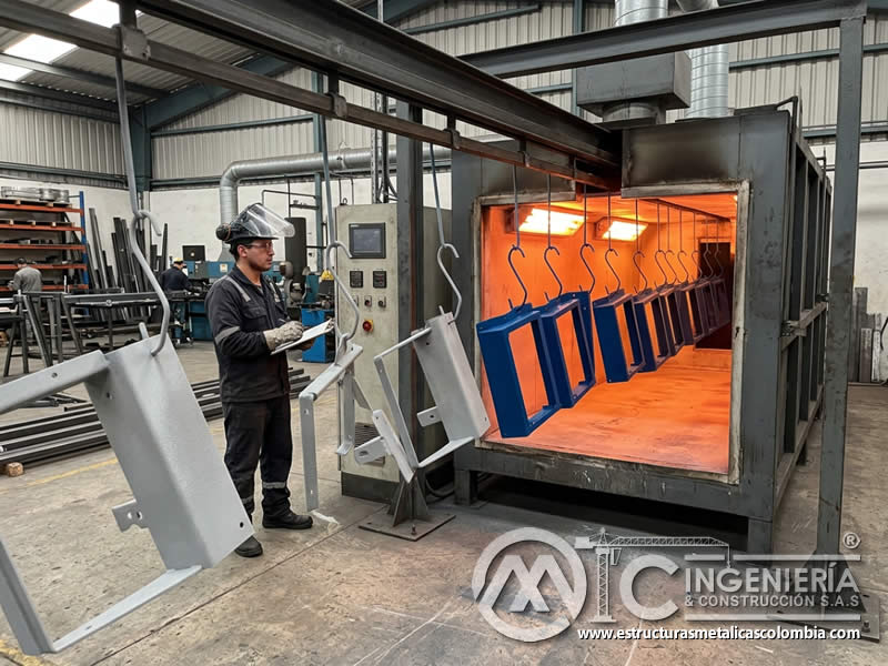 Curado en horno de pintura en polvo sobre superficie con sandblasting en Bogotá, Colombia. Montajes, Ingeniería y Construcción. MIC SAS. Curado en horno de pintura en polvo sobre superficie con sandblasting en Bogotá, Colombia. Montajes, Ingeniería y Construcción. MIC SAS.