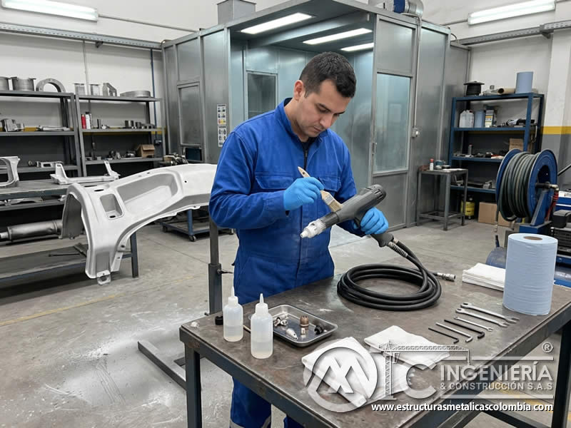 Limpieza de pistola de pintura en polvo con sandblasting en Bogotá, Colombia. Montajes, Ingeniería y Construcción. MIC SAS. Limpieza de pistola de pintura en polvo con sandblasting en Bogotá, Colombia. Montajes, Ingeniería y Construcción. MIC SAS.