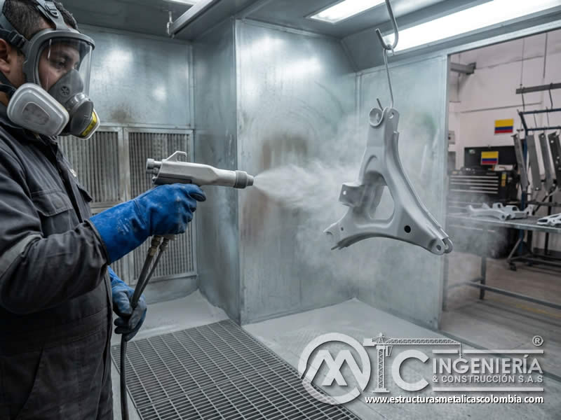 Repulsión de partículas cargadas de pintura en polvo con sandblasting en Bogotá, Colombia. Montajes, Ingeniería y Construcción. MIC SAS.