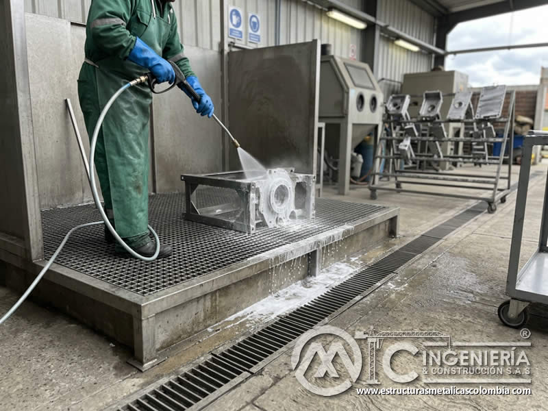 Enjuague de superficie antes de sandblasting y pintura en polvo en Bogotá, Colombia. Montajes, Ingeniería y Construcción. MIC SAS. Enjuague de superficie antes de sandblasting y pintura en polvo en Bogotá, Colombia. Montajes, Ingeniería y Construcción. MIC SAS.