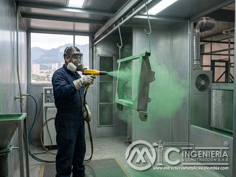 Carga electrostática de pintura en polvo sobre pieza tratada con sandblasting en Bogotá, Colombia. Montajes, Ingeniería y Construcción. MIC SAS.