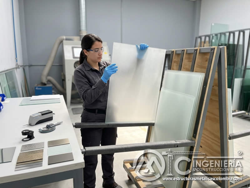Vidrio tratado con sandblasting para acabado con pintura en polvo en Bogotá, Colombia. Montajes, Ingeniería y Construcción. MIC SAS. Vidrio tratado con sandblasting para acabado con pintura en polvo en Bogotá, Colombia. Montajes, Ingeniería y Construcción. MIC SAS.