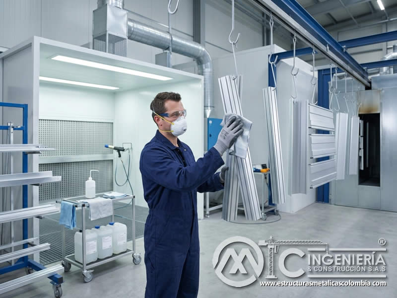 Tecnologías de aplicación de pintura en polvo electrostática con pistolas inteligentes, recuperación eficiente, control automatizado y curado preciso para mejorar calidad y productividad en Bogotá, Colombia. Montajes, Ingeniería y Construcción. MIC SAS.