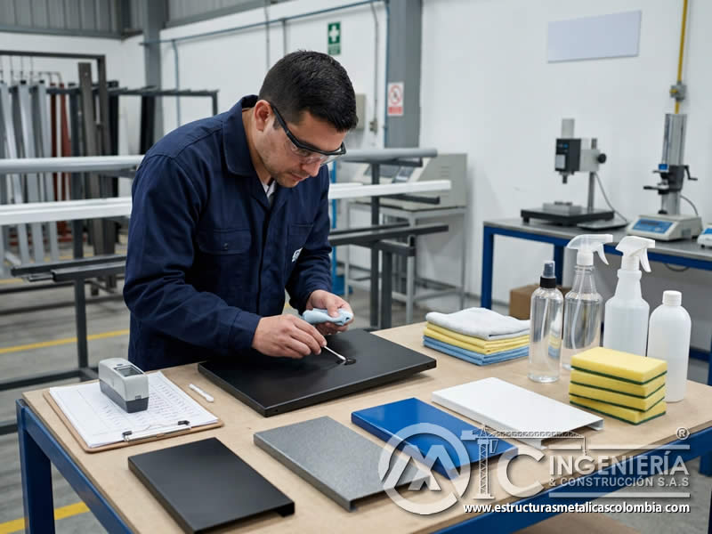 Pérdida de brillo o cambio de color como señal de ataque químico sobre el recubrimiento antes de decidir retoques, protección adicional o repintado en Bogotá, Colombia. Montajes, Ingeniería y Construcción. MIC SAS.