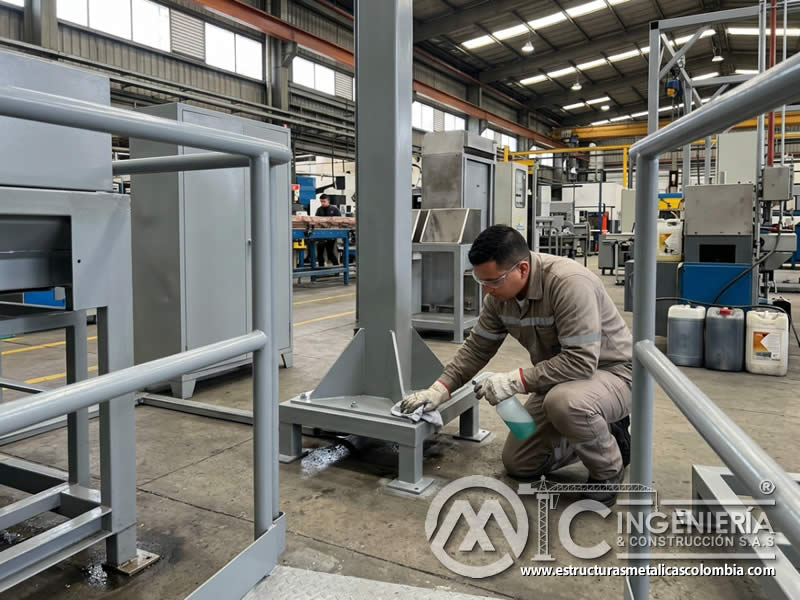 Compatibilidad del limpiador con pintura en polvo como paso clave antes del mantenimiento cuidando bordes, uniones y zonas de mayor contacto en Bogotá, Colombia. Montajes, Ingeniería y Construcción. MIC SAS.