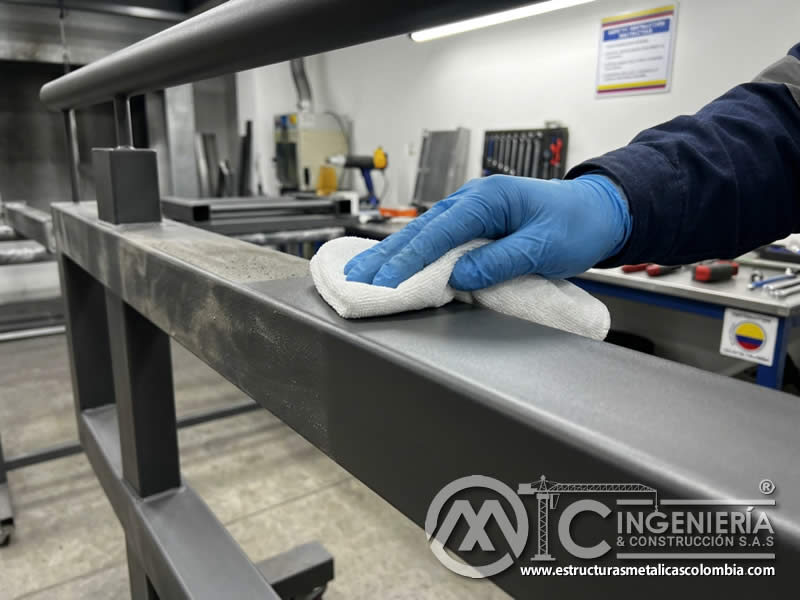 Paños, esponjas y cepillos de cerdas suaves recomendados para mantenimiento preventivo y mantener una presentación limpia en uso comercial o industrial en Bogotá, Colombia. Montajes, Ingeniería y Construcción. MIC SAS.