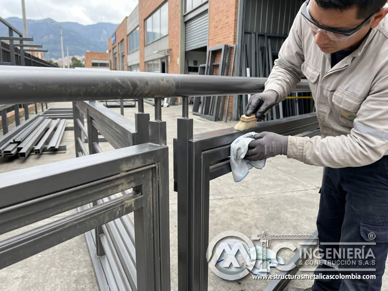 Zonas con suciedad adherida requieren paciencia y productos compatibles antes de frotar con enfoque claro en mantenimiento y protección del acabado en Bogotá, Colombia. Montajes, Ingeniería y Construcción. MIC SAS.