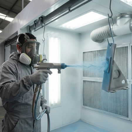Aplicación uniforme de pintura en polvo sobre una pieza metálica conectada a tierra en Bogotá, Colombia. Montajes, Ingeniería y Construcción. MIC SAS.