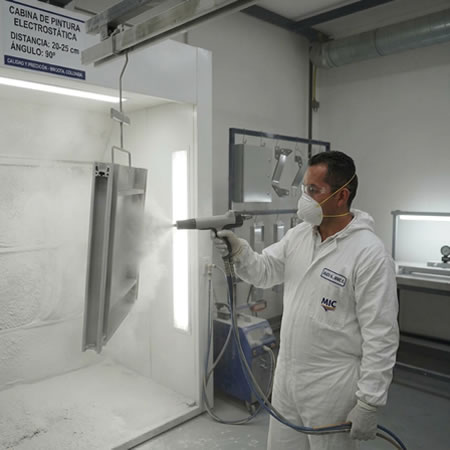 Superficie amplia con espesor, brillo y textura uniformes tras la aplicación electrostática en Bogotá, Colombia. Montajes, Ingeniería y Construcción. MIC SAS.