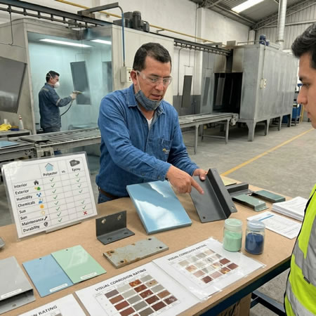 Acabado de poliéster conservando color y brillo en mobiliario metálico para exteriores en Bogotá, Colombia. Montajes, Ingeniería y Construcción. MIC SAS.