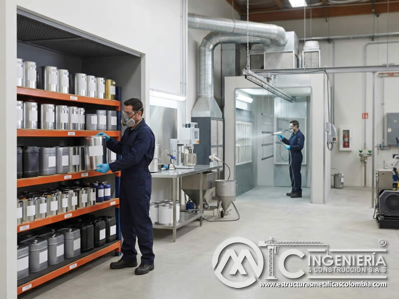 Almacenamiento seguro de pintura en polvo electrostática para evitar riesgos de incendio o explosión, con recipientes cerrados, ventilación, control de polvo combustible, orden, temperatura adecuada y separación de fuentes de ignición en Bogotá, Colombia. Montajes, Ingeniería y Construcción. MIC SAS.