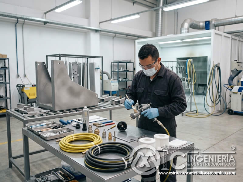 Limpieza de equipos de pintura en polvo con sandblasting en Bogotá, Colombia. Montajes, Ingeniería y Construcción. MIC SAS.