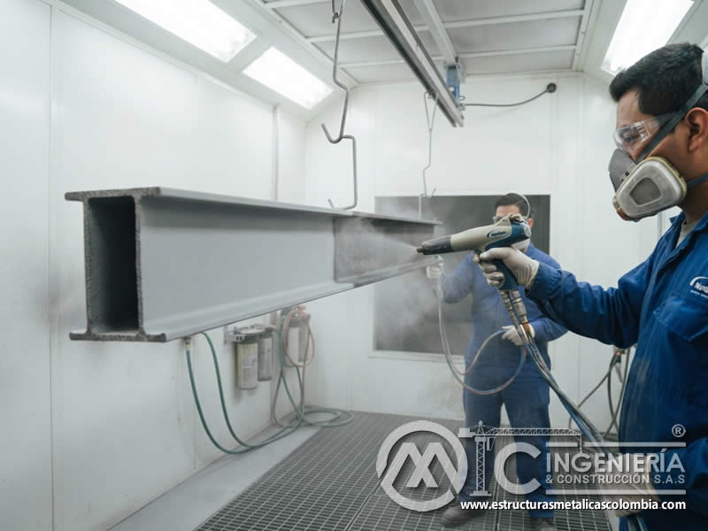 Adhesión de recubrimiento electrostático con pintura en polvo sobre metal uniforme en Bogotá, Colombia. Montajes, Ingeniería y Construcción. MIC SAS.