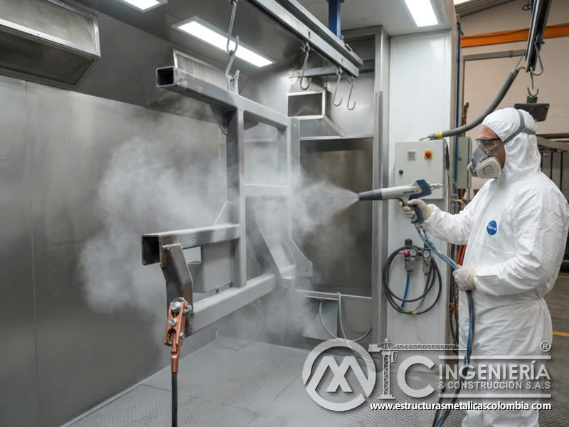 Atracción electrostática de pintura en polvo sobre pieza metálica con cobertura uniforme en Bogotá, Colombia. Montajes, Ingeniería y Construcción. MIC SAS.