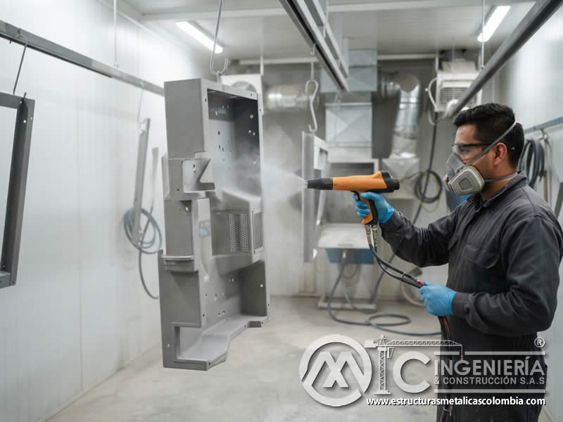 Cobertura de pintura en polvo con pistola electrostática sobre pieza metálica completa en Bogotá, Colombia. Montajes, Ingeniería y Construcción. MIC SAS.