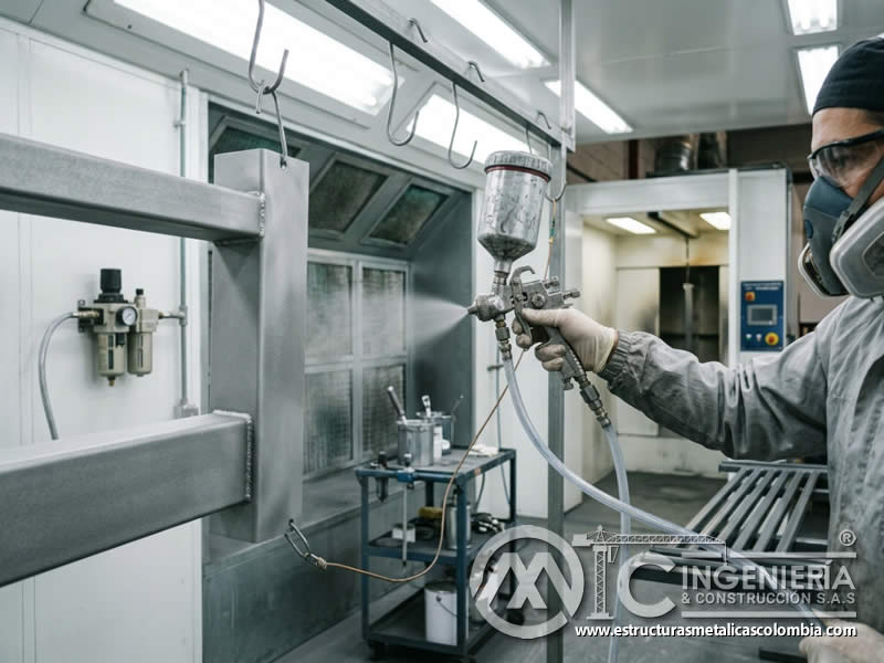 Pistola HVLP para aplicación controlada de pintura en polvo sobre metal uniforme en Bogotá, Colombia. Montajes, Ingeniería y Construcción. MIC SAS.