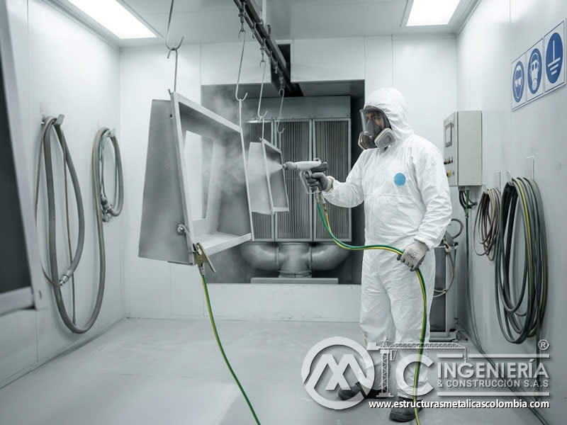 Seguridad del operador con pistola electrostática para pintura en polvo industrial en Bogotá, Colombia. Montajes, Ingeniería y Construcción. MIC SAS.