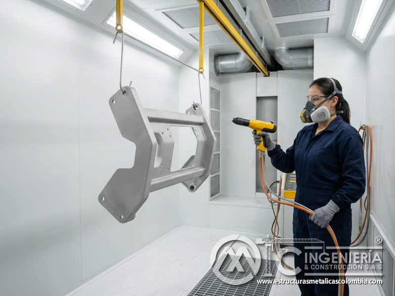 Acabado final de pieza con pintura en polvo y sandblasting en Bogotá, Colombia. Montajes, Ingeniería y Construcción. MIC SAS.