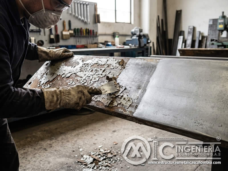 Desengrase antes de pintura en polvo con sandblasting en Bogotá, Colombia. Montajes, Ingeniería y Construcción. MIC SAS.