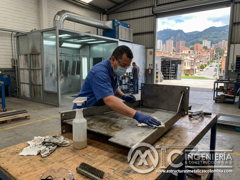 Horneado de pintura en polvo sobre pieza con sandblasting en Bogotá, Colombia. Montajes, Ingeniería y Construcción. MIC SAS.