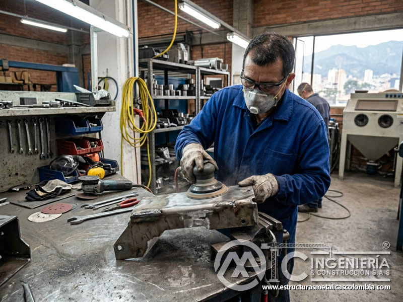 Limpieza por inmersión antes de sandblasting y pintura en polvo en Bogotá, Colombia. Montajes, Ingeniería y Construcción. MIC SAS.