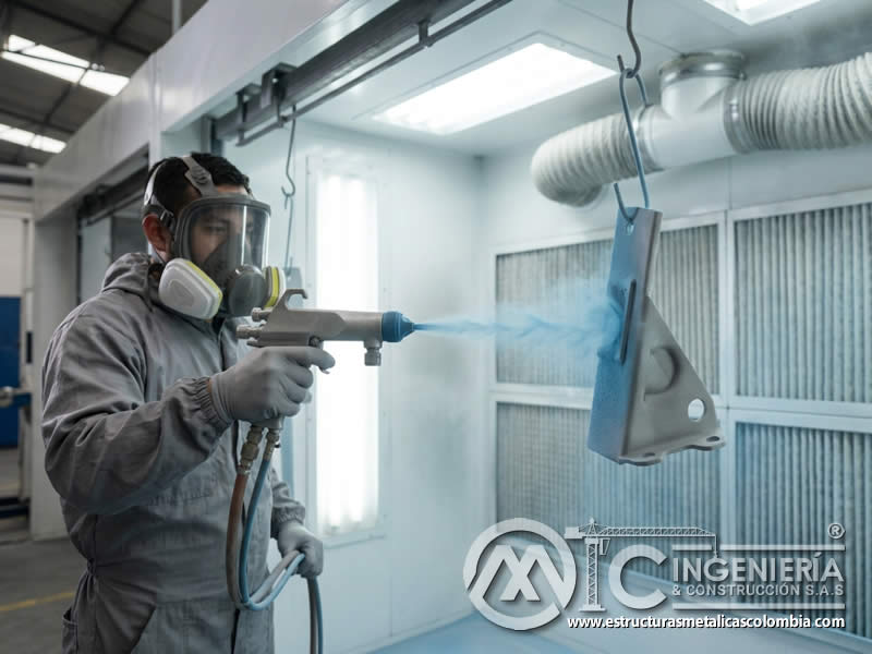 Carga eléctrica en pintura en polvo sobre metal con sandblasting en Bogotá, Colombia. Montajes, Ingeniería y Construcción. MIC SAS. Carga eléctrica en pintura en polvo sobre metal con sandblasting en Bogotá, Colombia. Montajes, Ingeniería y Construcción. MIC SAS.