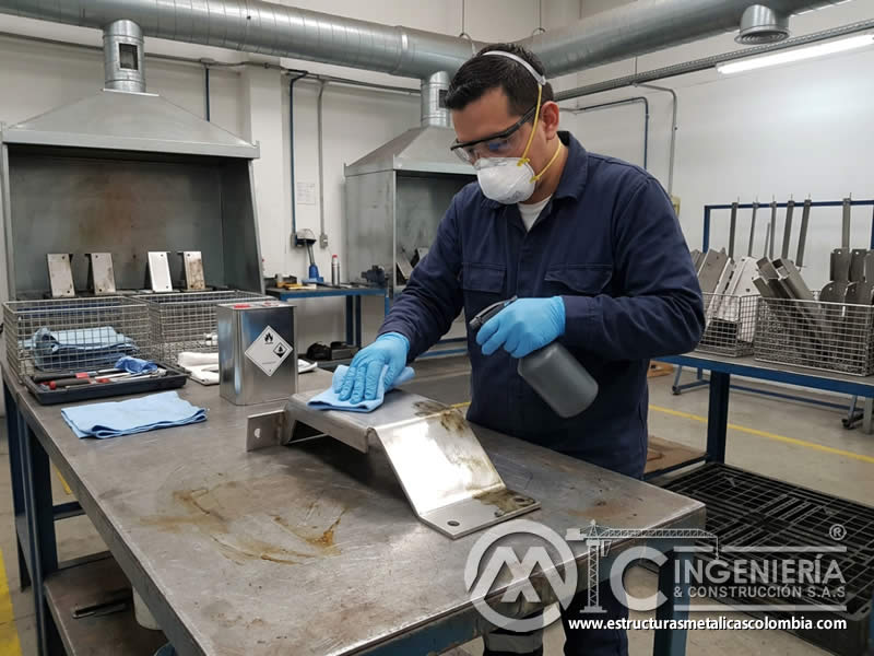 Desengrase con solvente de piezas metálicas antes de pintura en polvo para retirar residuos difíciles y contaminantes en Bogotá, Colombia. Montajes, Ingeniería y Construcción. MIC SAS. Desengrase con solvente de piezas metálicas antes de pintura en polvo para retirar residuos difíciles y contaminantes en Bogotá, Colombia. Montajes, Ingeniería y Construcción. MIC SAS.