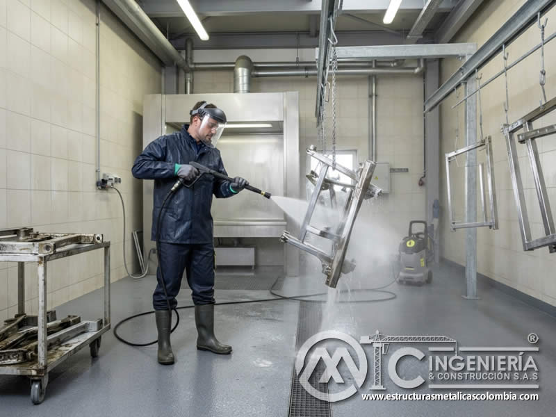 Lavado a presión de piezas metálicas en pretratamiento para pintura en polvo con retiro de residuos antes del secado en Bogotá, Colombia. Montajes, Ingeniería y Construcción. MIC SAS. Lavado a presión de piezas metálicas en pretratamiento para pintura en polvo con retiro de residuos antes del secado en Bogotá, Colombia. Montajes, Ingeniería y Construcción. MIC SAS.