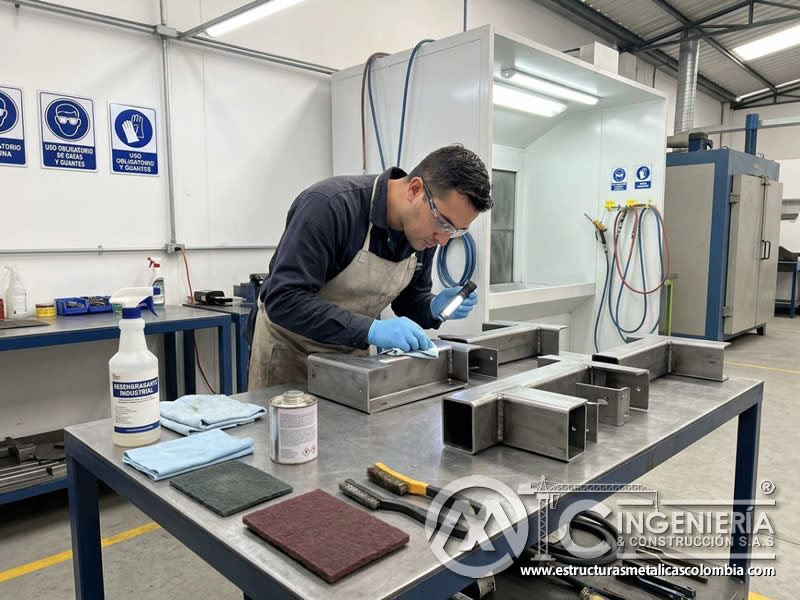 Preparación del metal para protección anticorrosiva con pintura en polvo en Bogotá, Colombia. Montajes, Ingeniería y Construcción. MIC SAS.