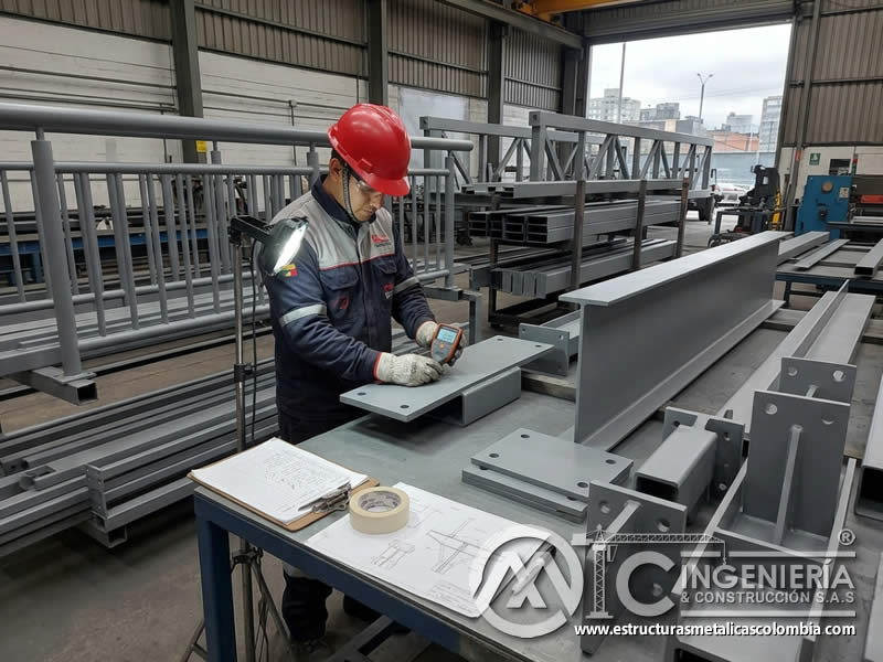 Puentes metálicos con pintura en polvo resistente a intemperie en Bogotá, Colombia. Montajes, Ingeniería y Construcción. MIC SAS.