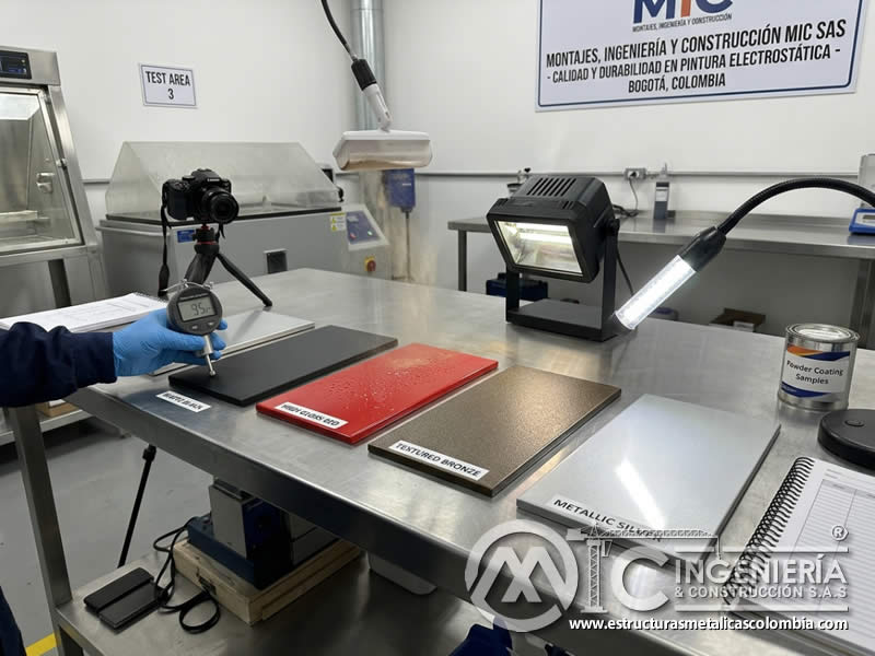 Durabilidad de acabados de pintura en polvo en condiciones adversas en Bogotá, Colombia. Montajes, Ingeniería y Construcción. MIC SAS.