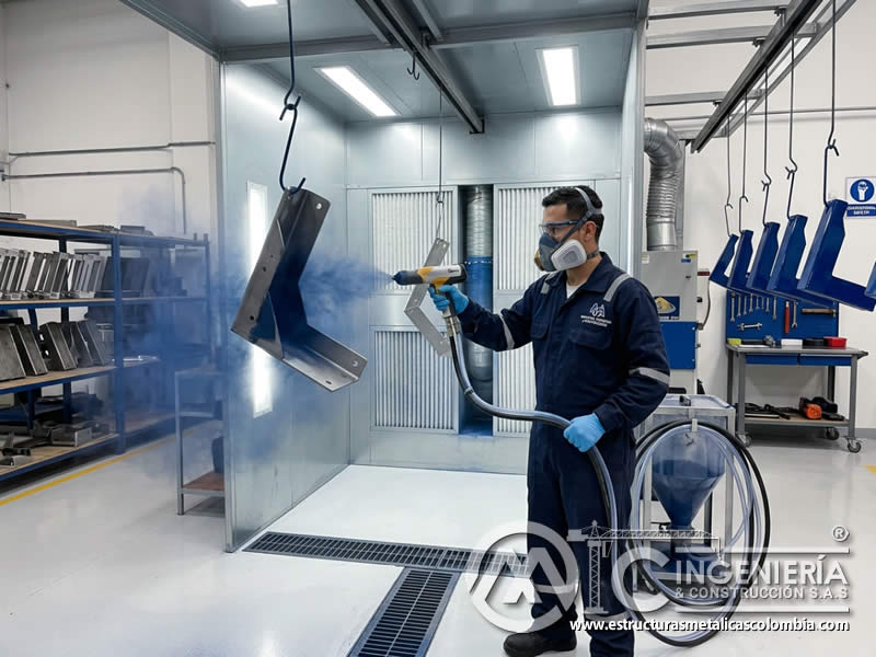 Proceso limpio de pintura en polvo en cabina de aplicación en Bogotá, Colombia. Montajes, Ingeniería y Construcción. MIC SAS. Proceso limpio de pintura en polvo en cabina de aplicación en Bogotá, Colombia. Montajes, Ingeniería y Construcción. MIC SAS.