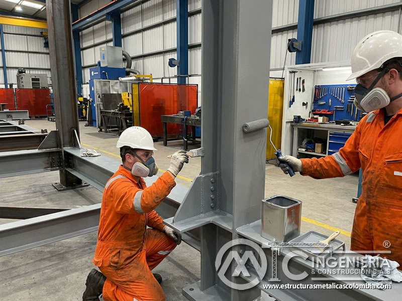 Aplicación de pintura industrial con brocha y rodillo en Bogotá, Colombia. Montajes, Ingeniería y Construcción. MIC SAS.