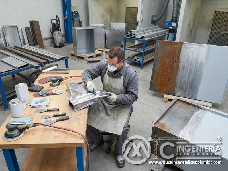 Reparación de daños superficiales antes de pintura industrial en Bogotá, Colombia. Montajes, Ingeniería y Construcción. MIC SAS.