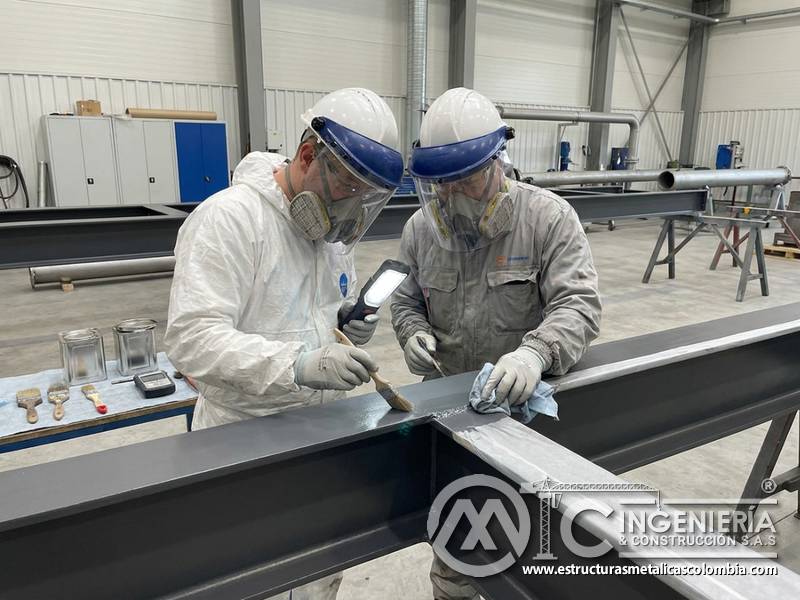 Revisión de bordes en superficies pintadas industriales en Bogotá, Colombia. Montajes, Ingeniería y Construcción. MIC SAS.