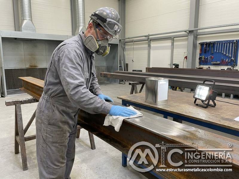 Limpieza previa para repintado industrial en Bogotá, Colombia. Montajes, Ingeniería y Construcción. MIC SAS.