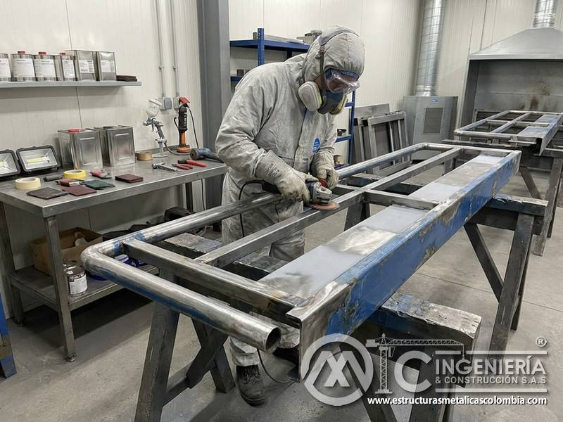 Preparación de bordes para repintado industrial en Bogotá, Colombia. Montajes, Ingeniería y Construcción. MIC SAS.