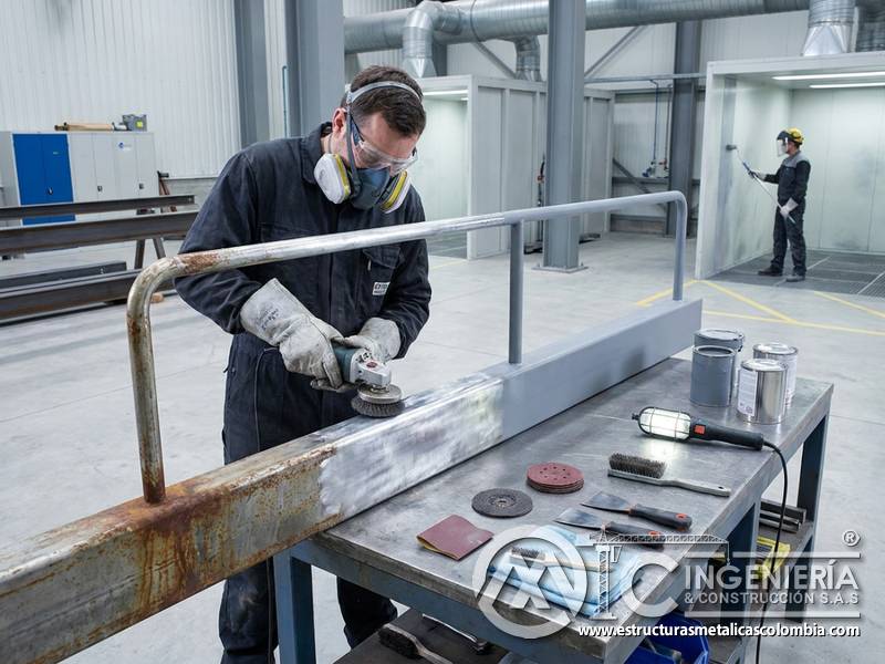 Tratamiento de corrosión antes de repintado industrial en Bogotá, Colombia. Montajes, Ingeniería y Construcción. MIC SAS.