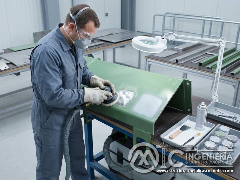 Lijado técnico para reparación de pintura industrial en Bogotá, Colombia. Montajes, Ingeniería y Construcción. MIC SAS.
