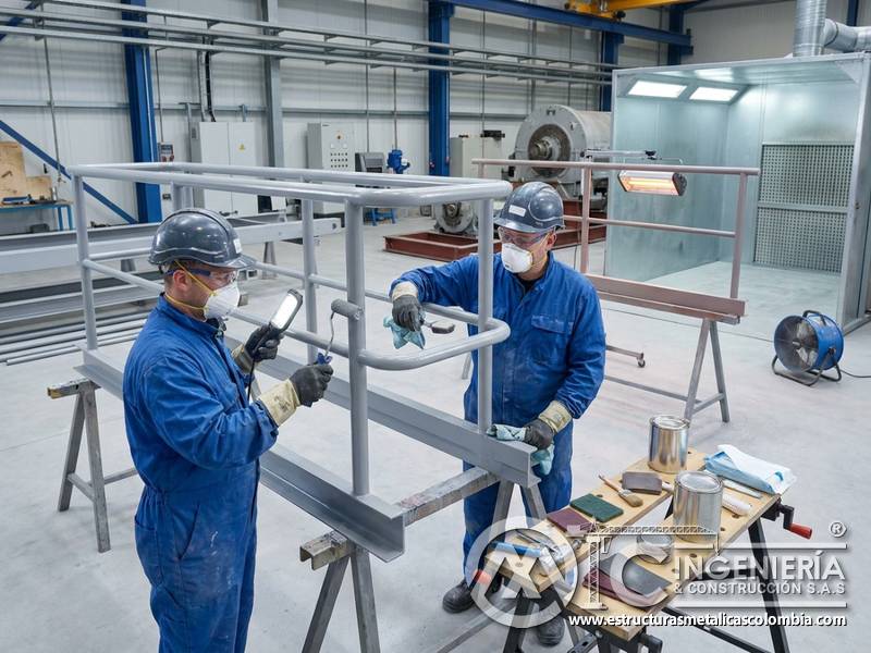 Reparación en barandas metálicas pintadas en Bogotá, Colombia. Montajes, Ingeniería y Construcción. MIC SAS.