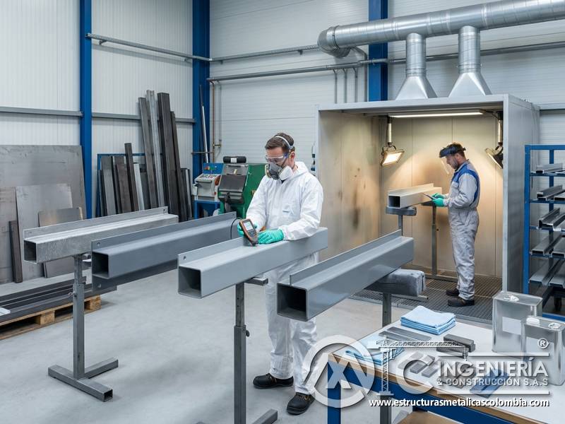 Capas medidas, curado controlado y acabado resistente a intemperie en sistemas anticorrosivos en Bogotá, Colombia. Montajes, Ingeniería y Construcción. MIC SAS.