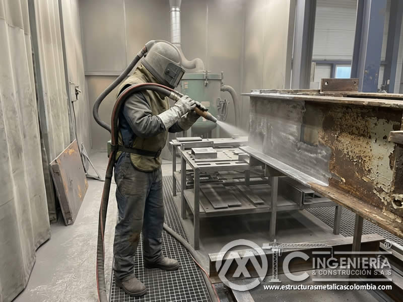 Chorro de arena seco para preparación industrial de superficies metálicas en Bogotá, Colombia. Montajes, Ingeniería y Construcción. MIC SAS.
