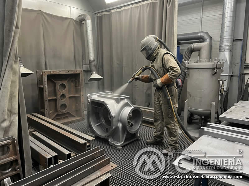 Sandblasting en piezas metalúrgicas industriales antes de recubrir en Bogotá, Colombia. Montajes, Ingeniería y Construcción. MIC SAS.