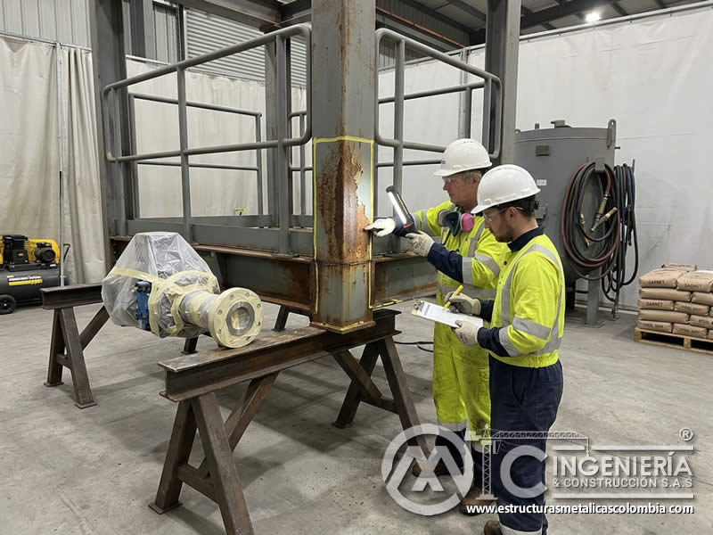 Preparación previa de superficie antes del proceso de chorro de arena en Bogotá, Colombia. Montajes, Ingeniería y Construcción. MIC SAS.