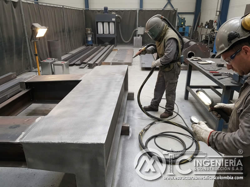 Perfil de anclaje generado por chorro de arena sobre superficie metálica en Bogotá, Colombia. Montajes, Ingeniería y Construcción. MIC SAS.