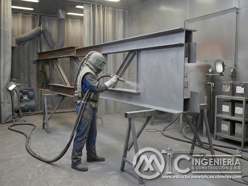 Aplicación de sandblasting en estructuras metálicas para pintura industrial en Bogotá, Colombia. Montajes, Ingeniería y Construcción. MIC SAS.